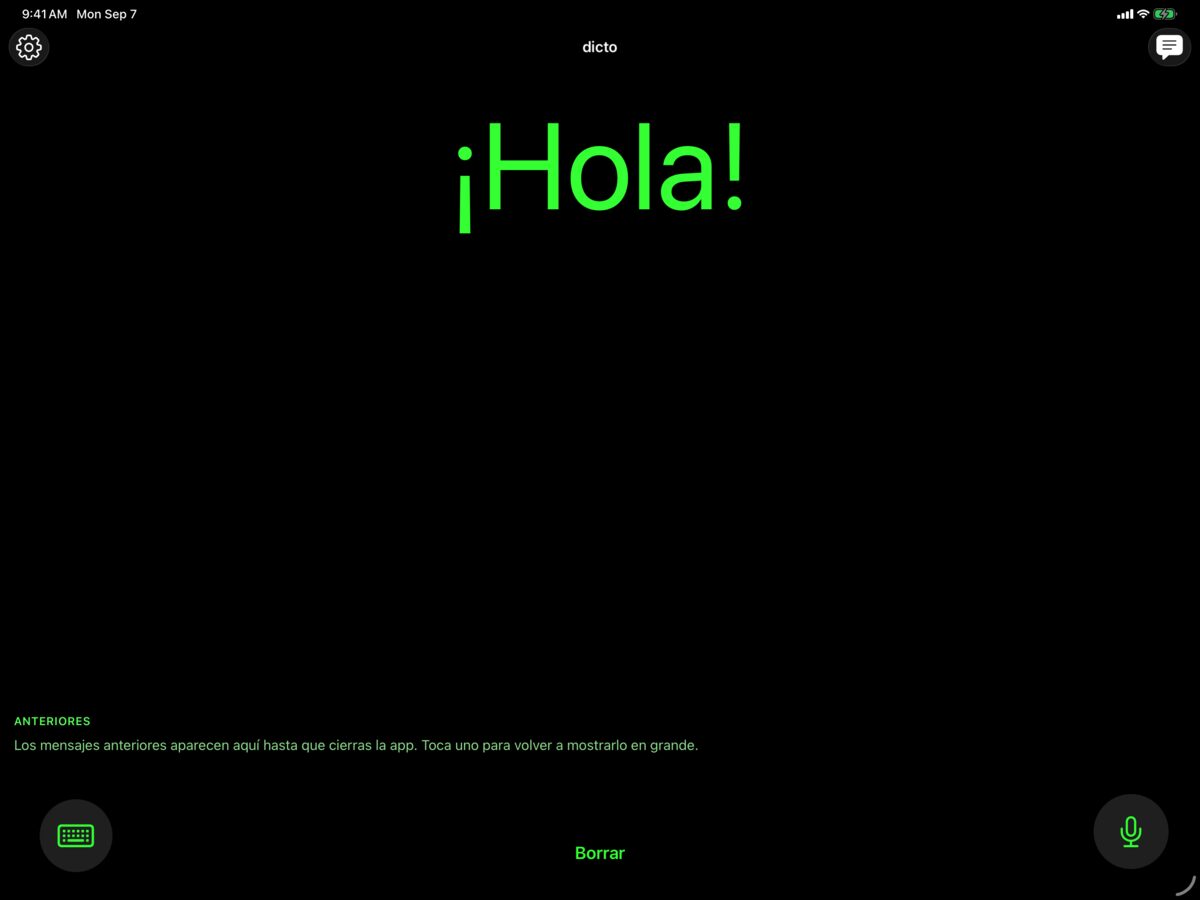 dicto en iPad mostrando el saludo ¡Hola! en texto grande