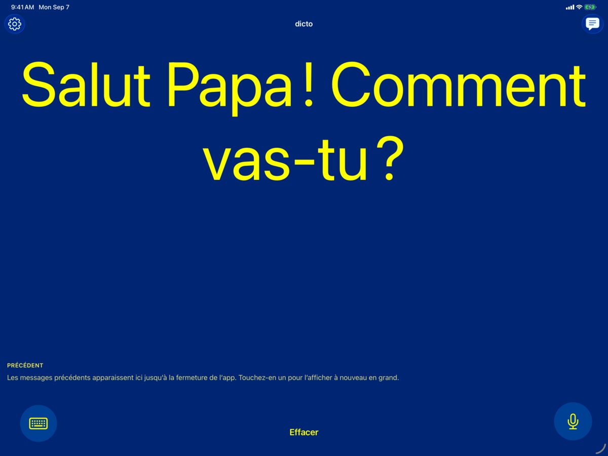 dicto sur iPad dans le jeu de couleurs jaune sur bleu à fort contraste, avec le message parlé Salut Papa ! Comment vas-tu ?