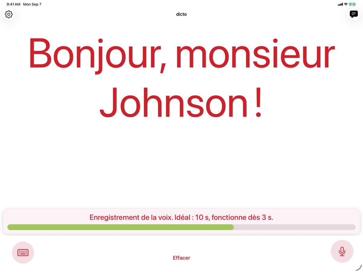 dicto sur iPad enregistrant une voix avec Solo, affichant le message Bonjour, monsieur Martin ! en cramoisi sur blanc