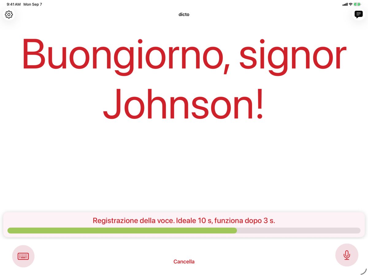 dicto su iPad mentre registra una voce con Solo, con il messaggio Buongiorno, signor Rossi! in cremisi su bianco