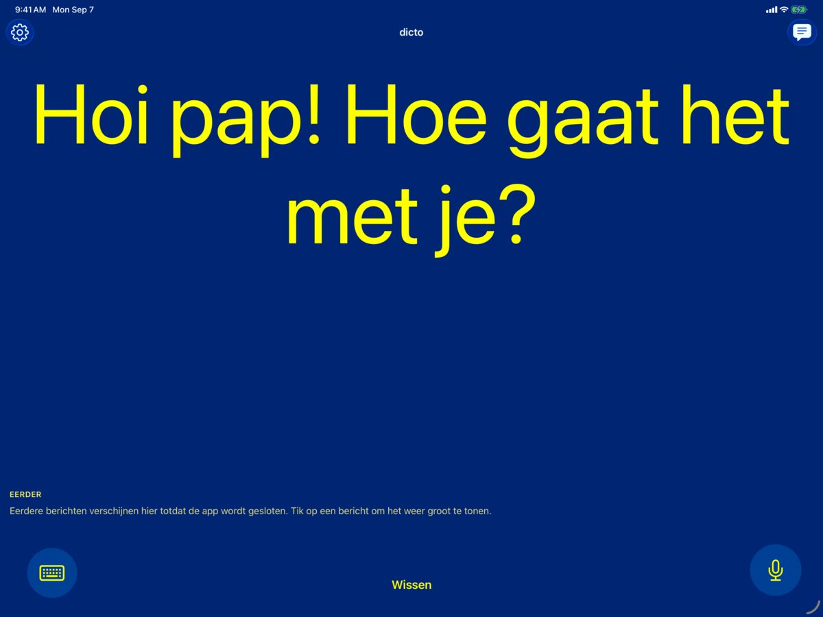 dicto op iPad in het contrastrijke geel-op-blauw kleurenschema met het gesproken bericht Hoi pap! Hoe gaat het met je?