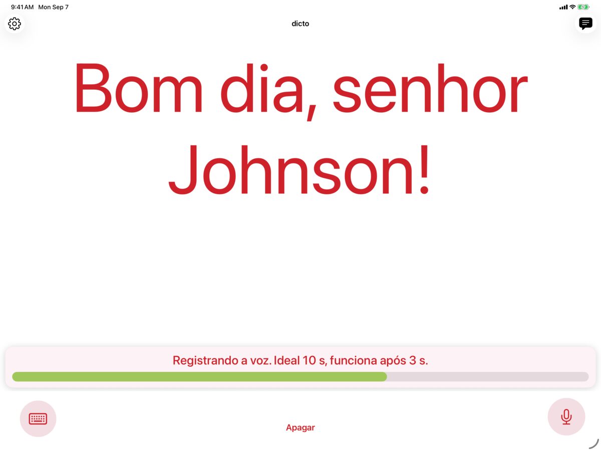 o dicto no iPad registrando uma voz com o Solo, mostrando a mensagem Bom dia, seu Silva! em carmesim sobre branco